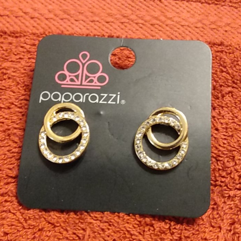 Paparazzi Gold a rhinestones earrings